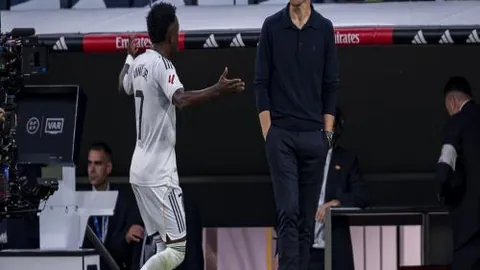 标题改写：吉鲁直言阿森纳压力山大：二三月焦虑症频发，球队稳定根基待加固！