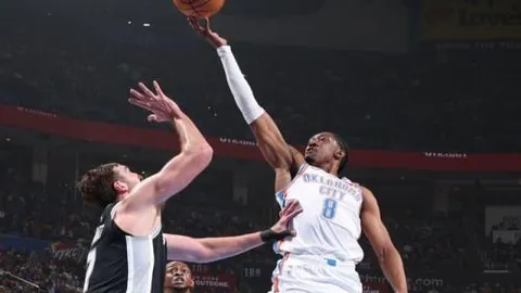 惊魂半场！阿森纳0-1维拉逆袭，卡什神来之笔凌空爆射，埃泽进球却成泡影